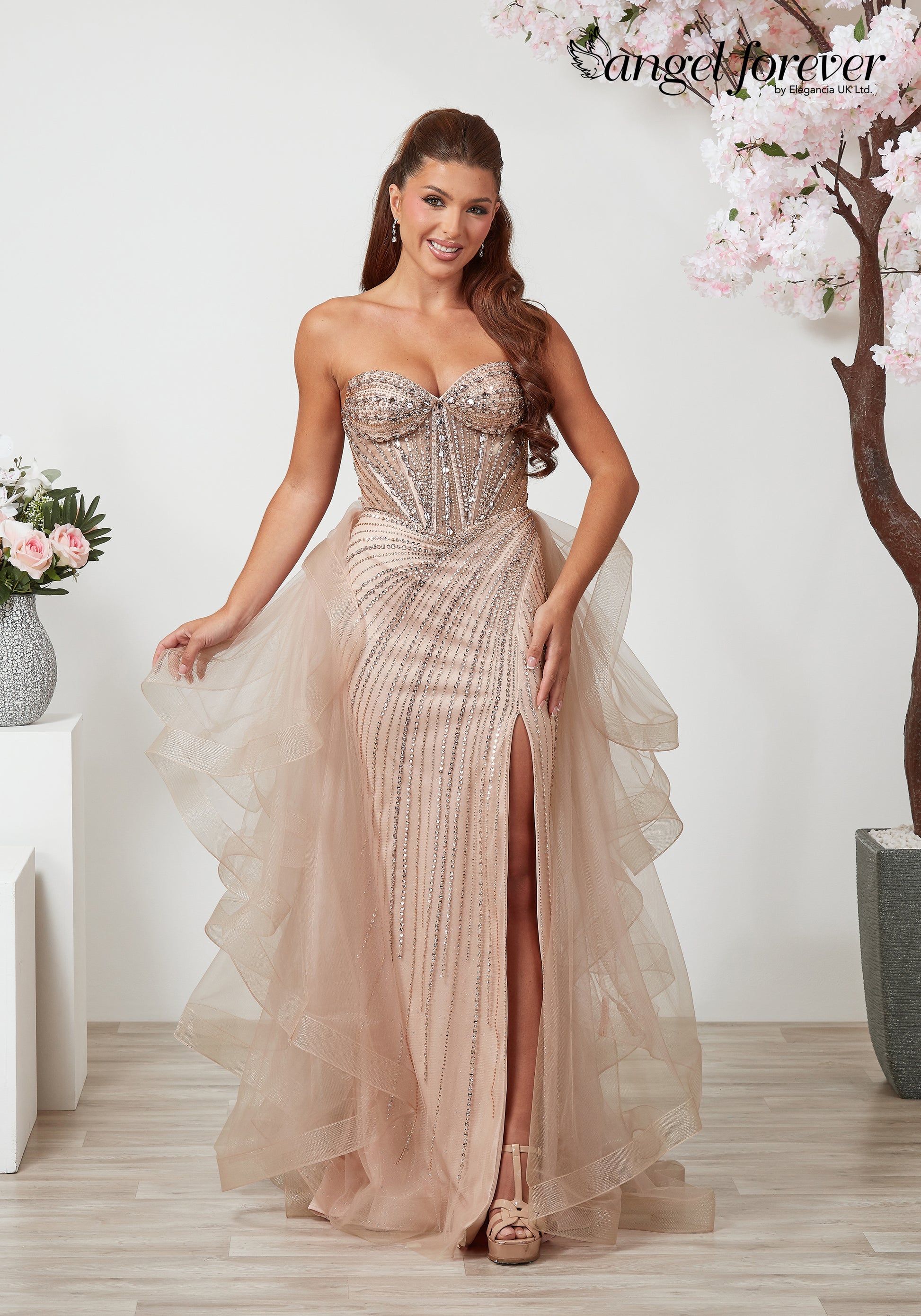 Girl wearing Angel Forever AF6492 rose